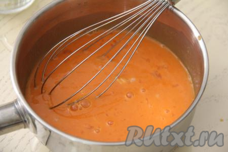 Перемешать получившуюся облепиховую массу венчиком и поставить на средний огонь.