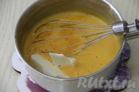 Варить облепиховый курд на минимальном огне минут 7, не прекращая перемешивать. Затем снять сотейник с огня, добавить мягкое сливочное масло.