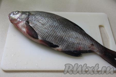 Для приготовления этого блюда я взяла вот такого леща весом 670 грамм.