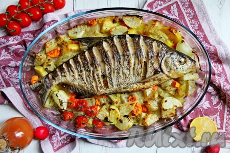 Готовое блюдо достать из духовки и подать леща вместе с запечёнными овощами к столу.