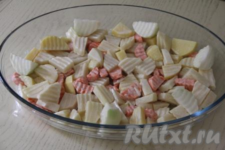 Перемешать овощи с майонезом и выложить в жаропрочную форму.