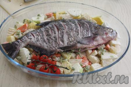 Выложить леща в форму поверх овощей. Я добавила веточку помидоров черри, но это по желанию.