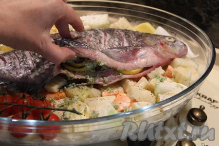 В брюшко рыбы вложить пару кружочков лимона. Влить в форму примерно 150 миллилитров воды. Поставить форму в духовку, разогретую до 200 градусов, запекать леща с овощами минут 45 (овощи должны стать мягкими и легко прокалываться ножом).