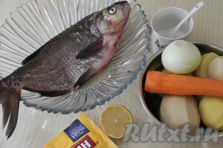 Леща почистить от чешуи, выпотрошить внутренности и хорошо промыть проточной водой. В качестве овощей я взяла картофель, лук и морковь, вы можете выбирать овощи по сезону или те, которые есть у вас дома, например, можно добавить кабачок, болгарский перец, тыкву или помидоры.