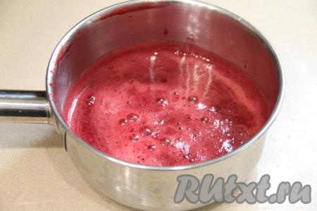 В сотейнике у нас будет вишнёвая масса, а в сите останется практически сухой жмых. Этот жмых для приготовления курда нам не понадобится.