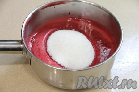 В сотейник с вишнёвой массой всыпать сахар.