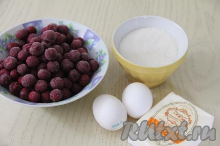 Подготовить продукты для приготовления вишнёвого курда из замороженной вишни. Вишню разморозить при комнатной температуре, если ягоды с косточками, тогда удалите косточки. Для приготовления курда нам потребуется 300 грамм вишни без косточек. Сливочное масло нужно достать из холодильника заранее, чтобы оно успело согреться до комнатной температуры.