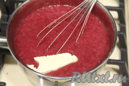 Убрать с огня. В горячий вишнёвый курд добавить сливочное масло комнатной температуры, перемешать, полностью растапливая масло.&nbsp;