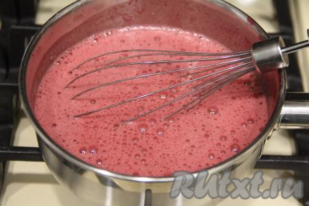 Перемешать вишнёвую массу с сахаром и яйцами с помощью венчика до однородности и поставить на средний огонь.