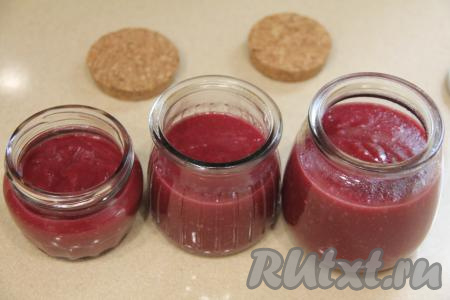 Разложить курд по баночкам (я раскладываю по небольшим баночкам), а после остывания до комнатной температуры, закрыть крышками и убрать в холодильник на ночь.