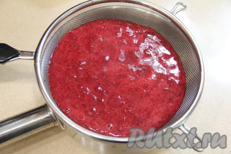 Размороженную вишню без косточек пробить в пюре с помощью погружного блендера. Взять сито, поставить его поверх сотейника (или небольшой кастрюли), в которой будете варить курд. Перелить вишнёвое пюре в сито и с помощью ложки перетереть его в сотейник (или в кастрюлю).&nbsp;