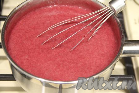 Постоянно помешивая, довести вишнёвую массу до кипения, а после этого, убавив огонь, варить курд, не переставая перемешивать, минут 5.