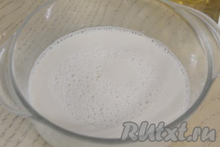 Прежде всего замесим дрожжевое тесто для пирога. Для этого молоко нужно подогреть на плите (или в микроволновке) примерно до 38 градусов, перелить в небольшую миску, добавить дрожжи и сахар, хорошо перемешать и оставить опару минут на 10-15. По прошествии этого времени дрожжи начнут работать, поэтому поверхность опары запенится. Очень важно, чтобы температура молока, в которое добавляются дрожжи, была не выше 42 градусов, иначе дрожжи погибнут. Но и холодным молоко быть не должно. Оптимальная температура молока перед добавлением дрожжей должна быть 38 градусов.