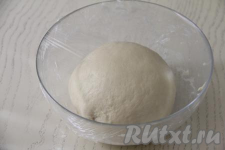 Обмять тесто. Затянув миску плёнкой (или прикрыв полотенцем), дать тесту подняться второй раз (для подъёма теста во второй раз потребуется минут 45).