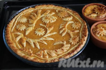 Пирог с абрикосами выпекать минут 35 (до подрумянивания дрожжевого теста) при температуре 180 градусов.