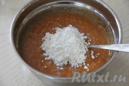 К абрикосовому пюре, смешанному с сахаром, добавить крахмал, перемешать и начинка для пирога готова.