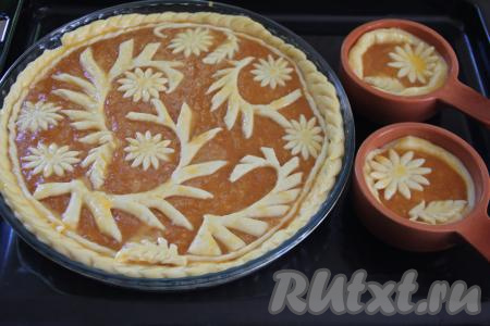 Пока я формировала украшение, пироги немного расстоялись. Смазать тесто взбитым желтком и поставить пироги в разогретую до 180 градусов духовку.