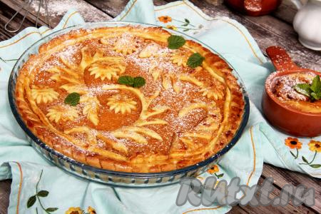 Готовый дрожжевой пирог достать из духовки, дать остыть не менее 20 минут, чтобы начинка из абрикосов стабилизировалась, а после этого можно нарезать выпечку на кусочки и звать всех к столу.