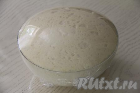 По прошествии времени тесто хорошо поднимется, округлится, увеличившись в объёме в несколько раз.