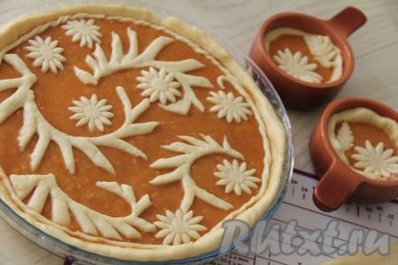 Выложить подготовленную абрикосовую начинку в формы поверх теста. Из остатков теста вырезать различные узоры и украсить ими пироги, выложив поверх начинки.