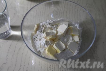 Для замешивания теста нужно просеять в миску муку, всыпать соль и сахар, добавить холодное сливочное масло, нарезанное на небольшие кусочки.