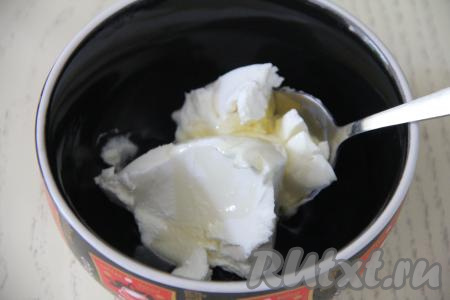 В отдельной ёмкости соединить творожный сыр с мёдом (или сахаром) и тщательно перемешать.