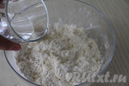Начать понемногу вливать холодную воду, каждый раз полностью вмешивая её в песочное тесто.
