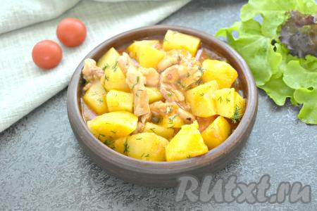 Аппетитную, хорошо пропаренную картошку с сочными, нежными кусочками мяса курицы раскладываем по тарелкам, поливаем томатным соусом, в котором тушилось блюдо, и в горячем виде подаём к столу.