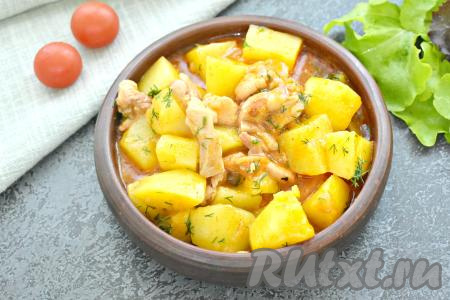 Картошка, тушёная с курицей в томатном соусе 