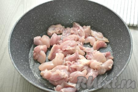 Для этого блюда можно взять как куриное филе, так и мясо, срезанное с других частей курицы, например, филе куриного бедра. Мясо курицы моем, обсушиваем, нарезаем на средние брусочки и выкладываем в глубокую сковороду, в которой уже разогрелось растительное масло. На достаточно сильном огне обжариваем куриное мясо 5 минут, периодически перемешивая. Кусочки курицы должны покрыться лёгкой корочкой.