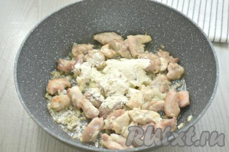 К мясу, обжаренному с луком, всыпаем муку, перемешиваем.