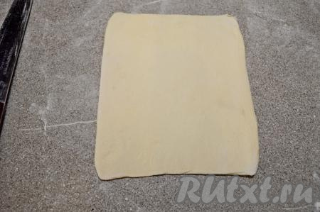 Каждую часть раскатать в прямоугольник толщиной примерно 2-3 миллиметра. Я замерила, у меня каждый прямоугольник получился размером 18 на 20 сантиметров.