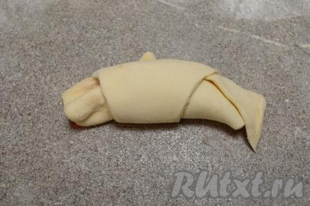 Затем свернуть заготовку в рулет, начиная со стороны с начинкой. Получится вот такая заготовка круассана с ягодной начинкой.