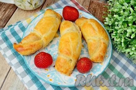 Готовые круассаны достать из духовки, дать им немного остыть (буквально 5 минут).