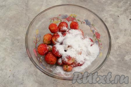 Подготовленную клубнику выложить в миску, крупные ягоды нужно предварительно нарезать на части. Добавить к клубнике сахар и крахмал. Крахмал добавляется в начинку, чтобы сделать её более густой, тогда при выпечке она не будет вытекать из круассанов.