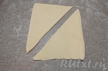 Разрезать раскатанный прямоугольник по диагонали на 2 треугольника. Аналогично подготовить ещё 2 треугольника из второй части теста. Всего получается 4 треугольных заготовки из слоёного теста.