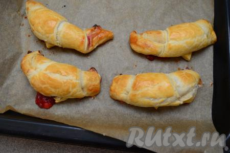 Круассаны должны покрыться аппетитной золотистой корочкой.