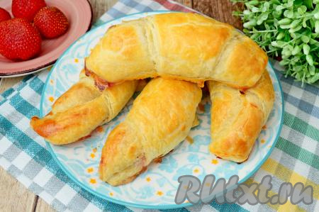 Воздушные, аппетитные круассаны с клубникой, приготовленные из слоёного теста, можно подавать к столу и тёплыми, и остывшими.