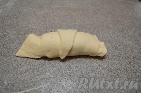 Свернуть заготовку в рулет, начиная со стороны с начинкой.