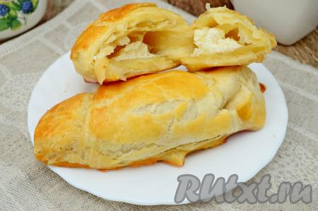 А вот как выглядит в разломе круассан с творогом, угощайтесь!