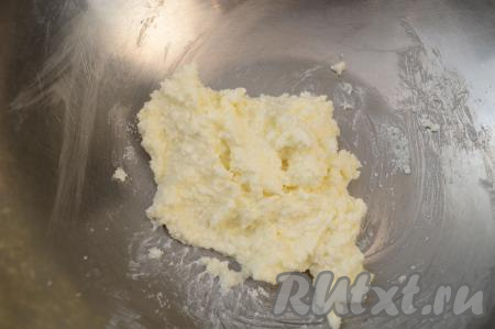 В миске соединить сахар и творог, растереть вилкой до получения однородной массы и начинка для круасаснов готова.