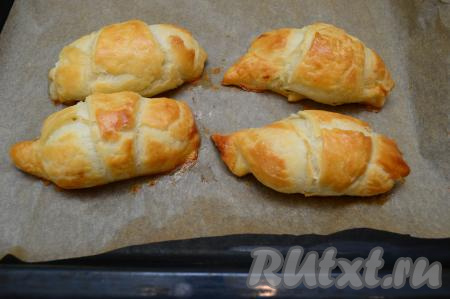 Выпекать до образования золотистой корочки на слоёном тесте (в течение 20-25 минут).