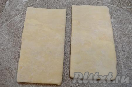 Для формирования круассанов я взяла пласт слоёного теста весом 250 грамм. Разрезать пласт на 2 равные части.