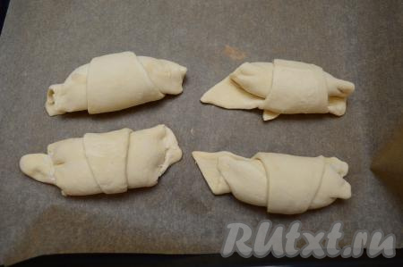 Также сформировать ещё 3 заготовки круассанов с творогом. На противень, застеленный пергаментом, выложить все 4 заготовки круассанов на небольшом расстоянии друг от друга.