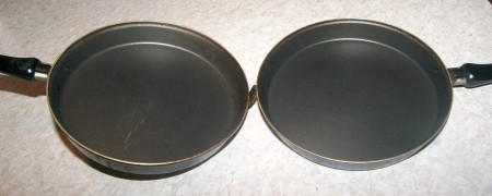 Двойная сковородка, на которой я жарю корюшку