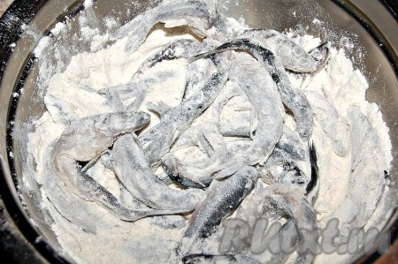 Всю корюшку обвалять в муке.