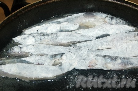 Взять сковородку, налить в нее растительное масло и в горячее масло укладывать корюшку, обвалянную в муке. Стараться укладывать так, чтобы рыбки соприкасались друг с другом (голова прижималась к хвостику).