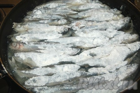 Уложить так, чтобы вся сковородка была заполнена рыбкой.