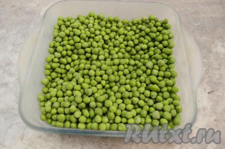 Через сутки достать замороженный зелёный горошек. Он отлично заморозился, горошины не склеились, они легко отделяются друг от друга.