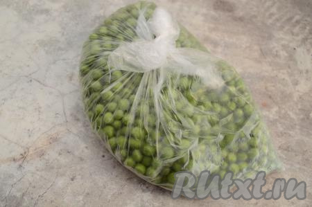 Выпустить из пакета воздух, завязать пакет и сразу отправить в морозилку на хранение. Делать всё нужно достаточно быстро, чтобы горошинки не успели начать размораживаться.